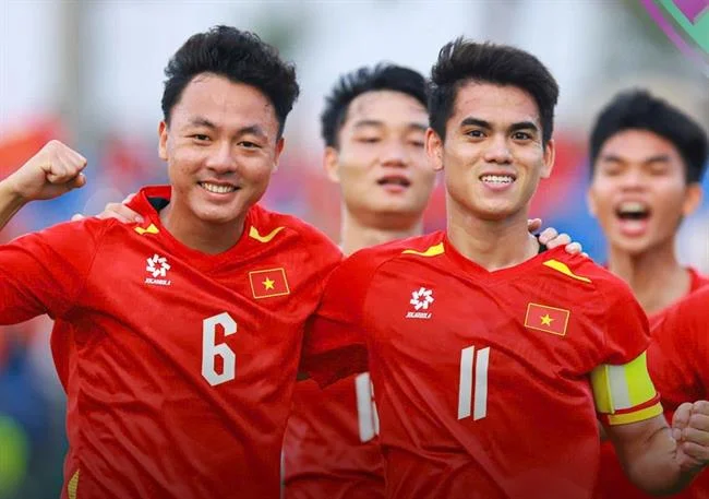 Người chơi đang bắn cá nhỏ ở rìa bàn trong game bắn cá f169 info
